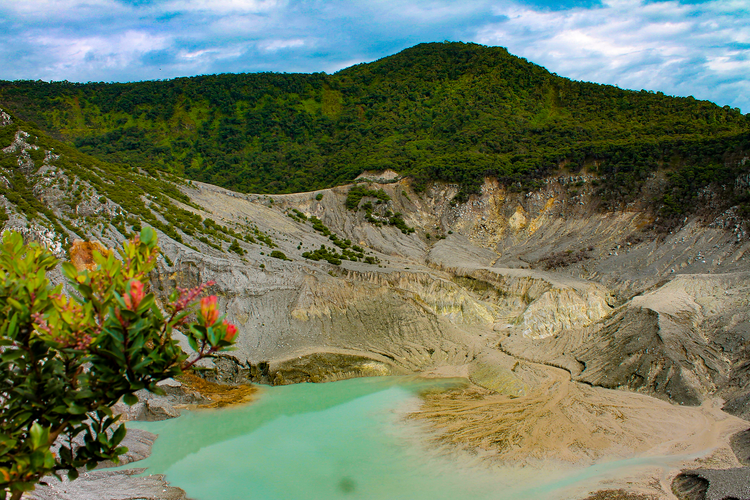 Gunung Tangkuban Perahu: Magnet Wisata Alam Lembang dan Arena Outbound Petualangan yang Menggairahkan!